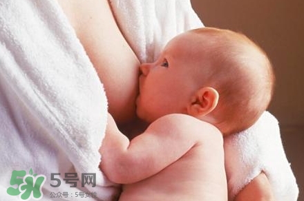 母乳喂養(yǎng)的寶寶大便怎樣正常？母乳喂養(yǎng)的寶寶需要補(bǔ)鈣嗎？