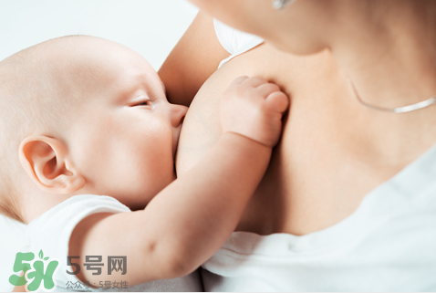 母乳喂養(yǎng)胸部會變形嗎？如何避免產(chǎn)后乳房變形？