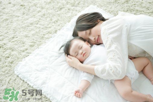 寶寶晚上哭鬧是怎么回事？寶寶晚上哭鬧不睡覺(jué)怎么辦？