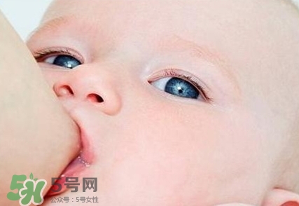母乳喂養(yǎng)的寶寶大便怎樣正常？母乳喂養(yǎng)的寶寶需要補(bǔ)鈣嗎？