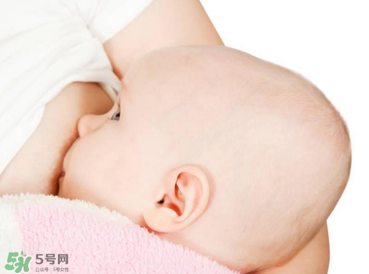 母乳喂養(yǎng)的寶寶大便怎樣正常？母乳喂養(yǎng)的寶寶需要補(bǔ)鈣嗎？