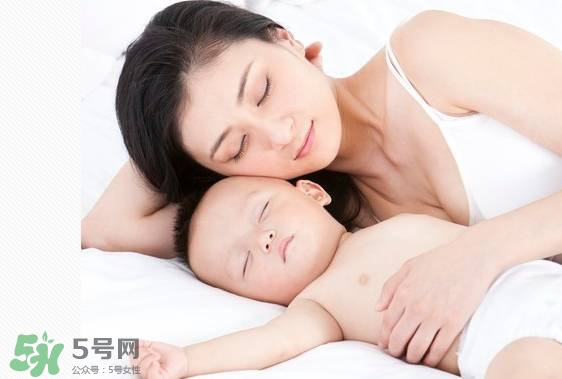寶寶睡覺突然大哭是什么原因？寶寶睡覺突然哭醒怎么辦？