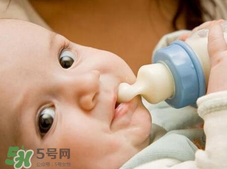 寶寶睡覺吃奶好嗎？寶寶睡覺吃奶怎么辦？