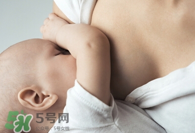 母乳喂養(yǎng)胸部會變形嗎？如何避免產(chǎn)后乳房變形？