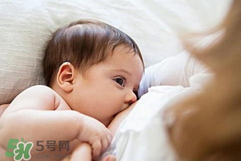 母乳喂養(yǎng)胸部會變形嗎？如何避免產(chǎn)后乳房變形？