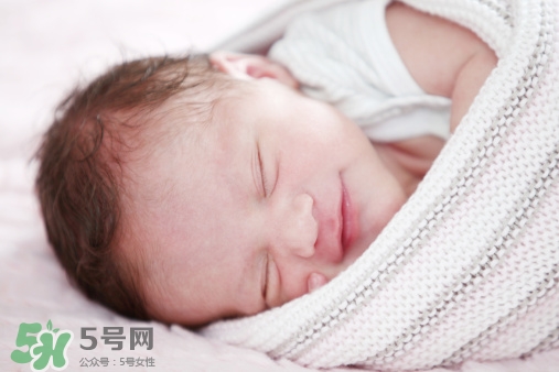 寶寶睡覺(jué)頭出汗是熱嗎？寶寶睡覺(jué)頭出汗是怎么回事？