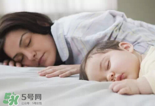 寶寶睡覺出汗多是什么原因？寶寶睡覺的常見誤區(qū)
