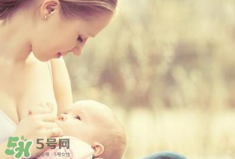 母乳喂養(yǎng)的寶寶大便怎樣正常？母乳喂養(yǎng)的寶寶需要補(bǔ)鈣嗎？