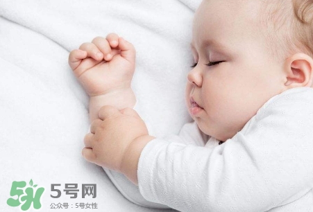 母乳喂養(yǎng)的寶寶需要喂水嗎？母乳喂養(yǎng)的重要性