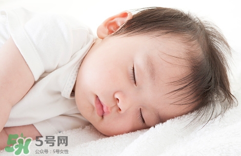 母乳喂養(yǎng)的寶寶需要喂水嗎？母乳喂養(yǎng)的重要性