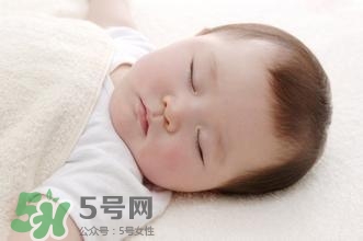 寶寶睡覺出汗多還要蓋被嗎？寶寶睡覺出汗多怎么辦？