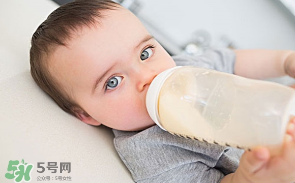 寶寶睡覺吃奶好嗎？寶寶睡覺吃奶怎么辦？