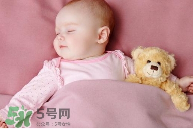 母乳喂養(yǎng)的寶寶需要喂水嗎？母乳喂養(yǎng)的重要性
