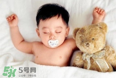 寶寶睡覺出汗多還要蓋被嗎？寶寶睡覺出汗多怎么辦？