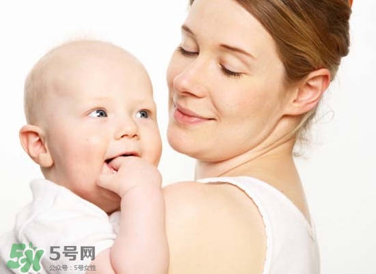 母乳喂養(yǎng)胸部會變形嗎？如何避免產(chǎn)后乳房變形？