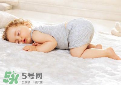 剛出生的寶寶需要枕頭嗎？新生兒需要枕頭定型嗎？