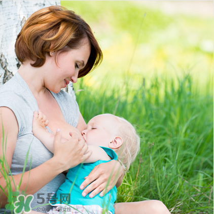 母乳喂養(yǎng)胸部會變形嗎？如何避免產(chǎn)后乳房變形？