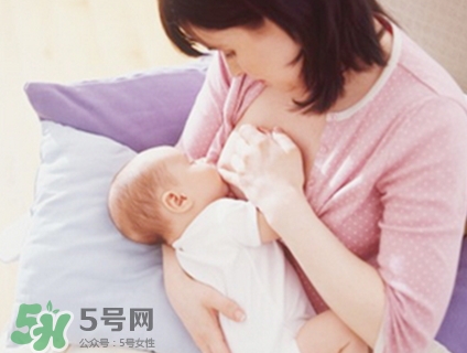 母乳喂養(yǎng)的寶寶大便怎樣正常？母乳喂養(yǎng)的寶寶需要補(bǔ)鈣嗎？