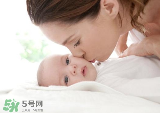 新生兒獨(dú)自睡覺好嗎？新生兒要跟父母睡嗎？