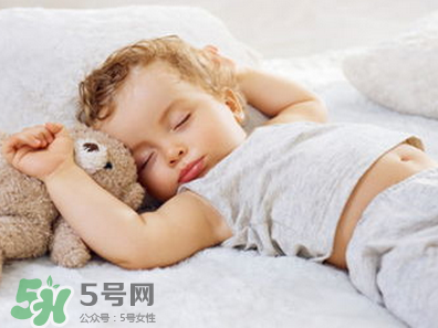 寶寶睡覺出汗多是什么原因？寶寶睡覺的常見誤區(qū)