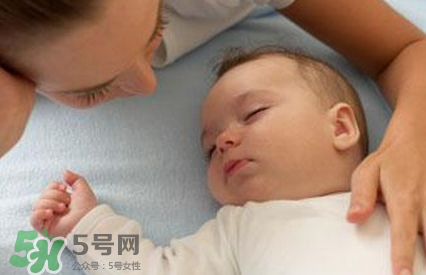 寶寶睡覺搖頭怎么回事？寶寶睡覺搖頭是缺鈣嗎？