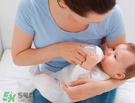 母乳喂養(yǎng)的寶寶需要喂水嗎？母乳喂養(yǎng)的重要性