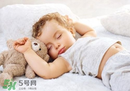 寶寶睡覺(jué)頭出汗是熱嗎？寶寶睡覺(jué)頭出汗是怎么回事？