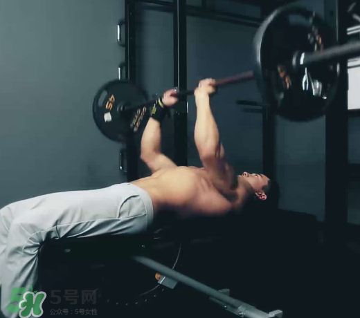 臥推多少公斤合格？臥推高手重量曝光