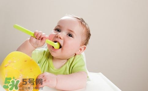 寶寶發(fā)燒出汗可以蓋被子嗎？寶寶發(fā)燒出汗了會(huì)退燒嗎？