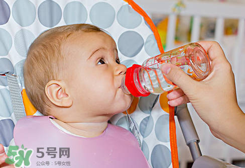 寶寶能喝礦泉水嗎？礦泉水寶寶適合寶寶喝嗎？