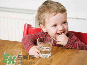 寶寶喝礦泉水好還是自來水好？寶寶喝哪種水好？