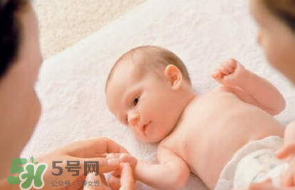 新生兒要多抱抱嗎？新生兒應(yīng)該是多抱還是多躺？