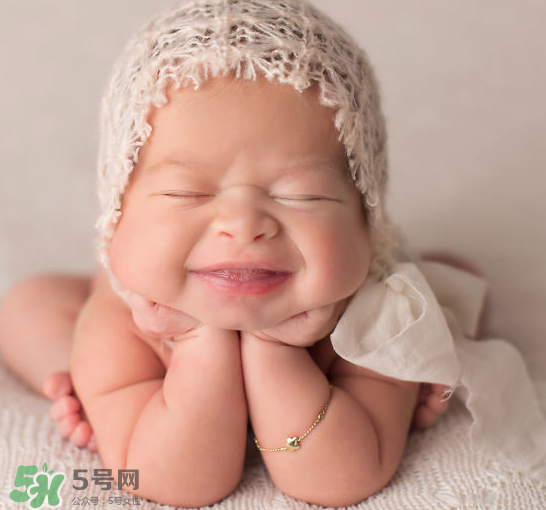 新生兒要多抱抱嗎？新生兒應(yīng)該是多抱還是多躺？