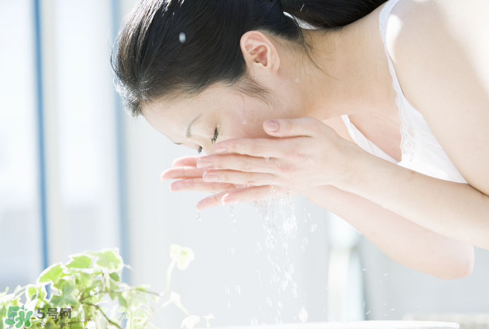 抬頭紋太重怎么辦？撫平抬頭紋只需這幾招