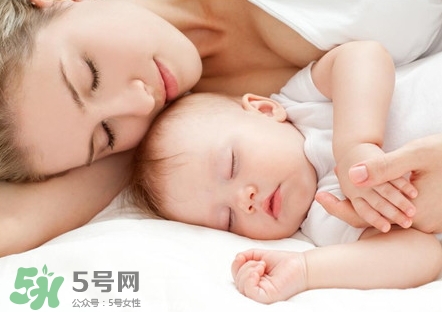 新生兒怎么睡覺姿勢正確？新生兒怎么睡頭型好看？