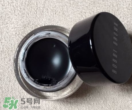 眼線膏要沾水嗎？用干刷子還是濕刷子