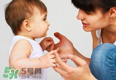 寶寶說(shuō)話早晚和智力有關(guān)系嗎？寶寶說(shuō)話晚怎么辦？
