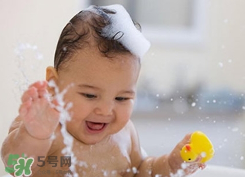 新生兒痤瘡多久會(huì)好？新生兒痤瘡能用百多邦嗎？
