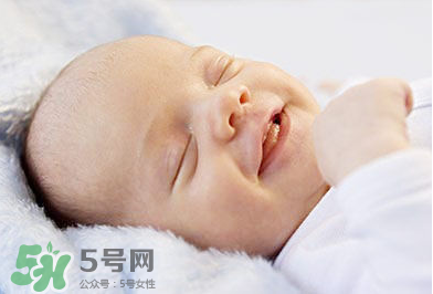 寶寶發(fā)燒出汗可以蓋被子嗎？寶寶發(fā)燒出汗了會(huì)退燒嗎？