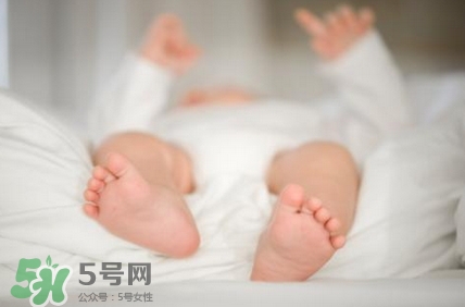 寶寶發(fā)燒睡著了要叫醒吃藥嗎？9個處理寶寶發(fā)燒的辦法