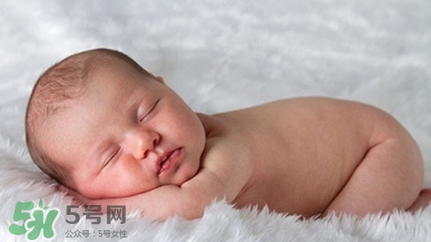 新生兒怎么睡覺姿勢正確？新生兒怎么睡頭型好看？