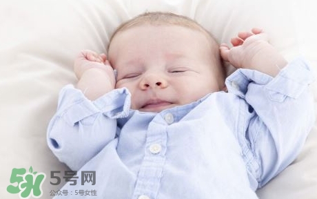 寶寶睡覺為什么會笑？寶寶睡覺笑出聲是做夢了嗎？