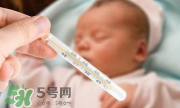 寶寶發(fā)燒睡著了要叫醒吃藥嗎？9個處理寶寶發(fā)燒的辦法
