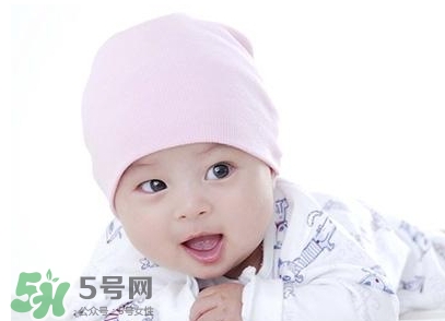新生兒痤瘡多久會(huì)好？新生兒痤瘡能用百多邦嗎？