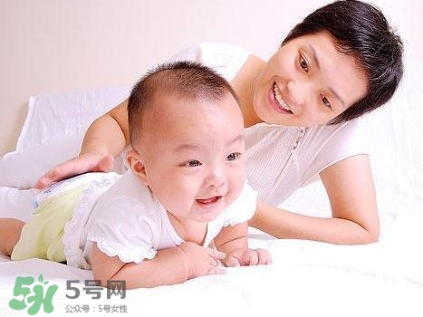 寶寶發(fā)燒出汗可以蓋被子嗎？寶寶發(fā)燒出汗了會(huì)退燒嗎？