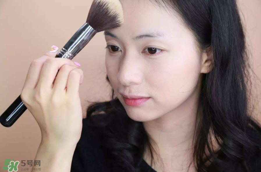 定妝噴霧好還是散粉？定妝噴霧在散粉后用嗎？