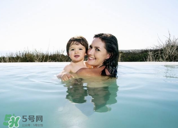 水中分娩時(shí)難產(chǎn)怎么辦？水中分娩和無(wú)痛分娩哪個(gè)好？