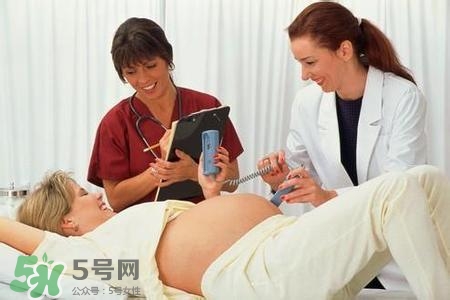 水中分娩時(shí)難產(chǎn)怎么辦？水中分娩和無(wú)痛分娩哪個(gè)好？