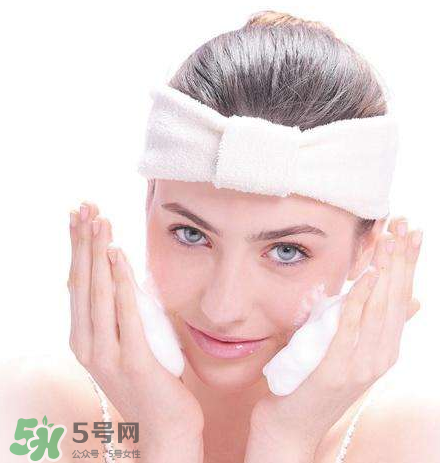 痘痘肌的護(hù)膚品怎么挑？正確挑選祛痘產(chǎn)品