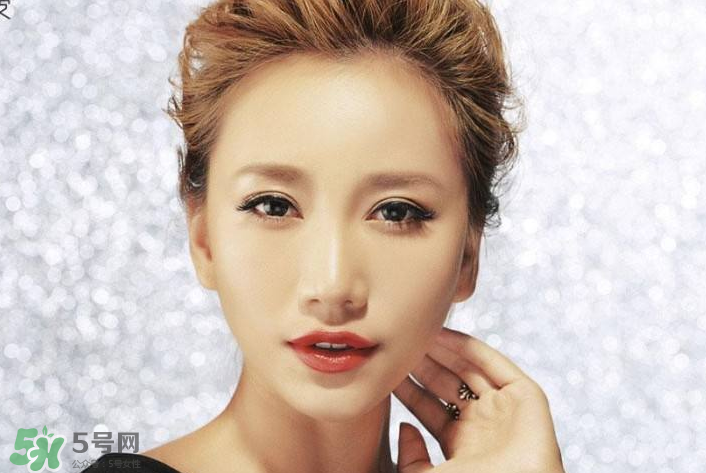 生理鹽水能泡隱形眼鏡嗎？生理鹽水能泡美瞳嗎？